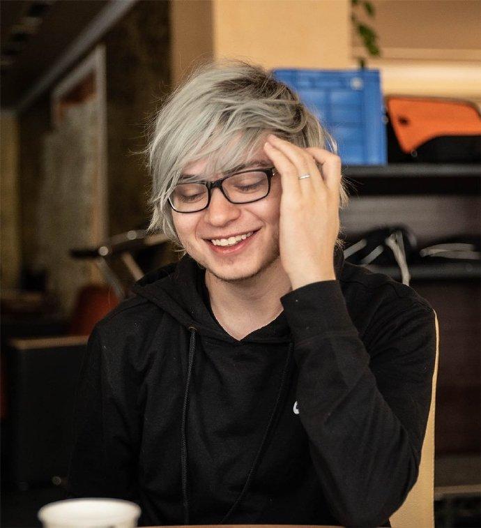 今日早上c9官推称sneaky为西方有史以来最稳定选手7次晋级全球总决赛