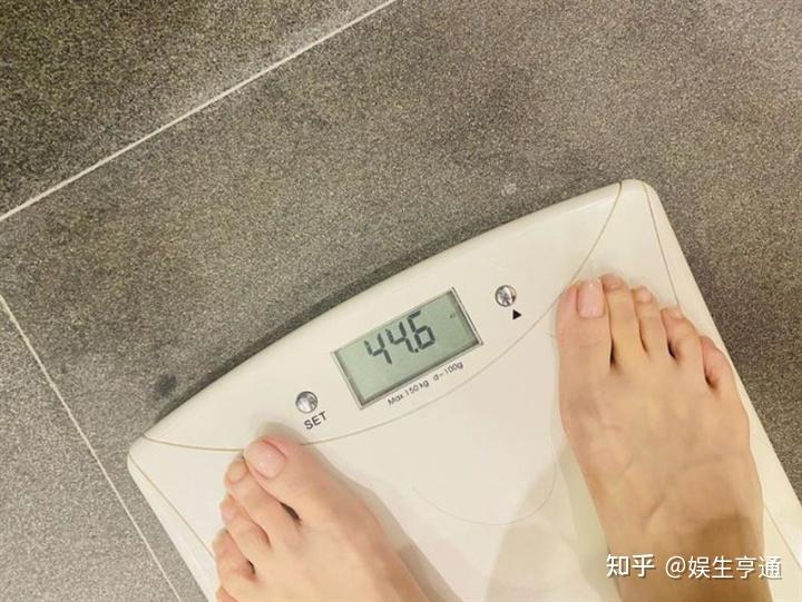 靠著饮食及运动保持体态,她过去曾透露,体重一直保持在45到46公斤