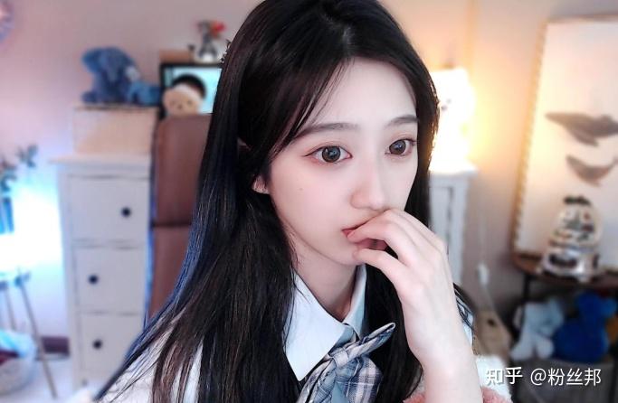 沈雨萱早前得到过神豪"木子丰"的支持,在yy上红火了很久.