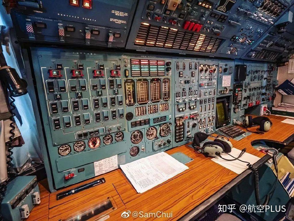 安-124驾驶舱人员工作时(图源:空博主samchui)安-124抬起机头(图源:空