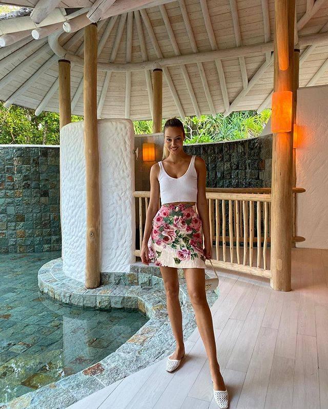 社交秀阿圭罗低调约会金发美女津琴科女友秀惹火大长腿