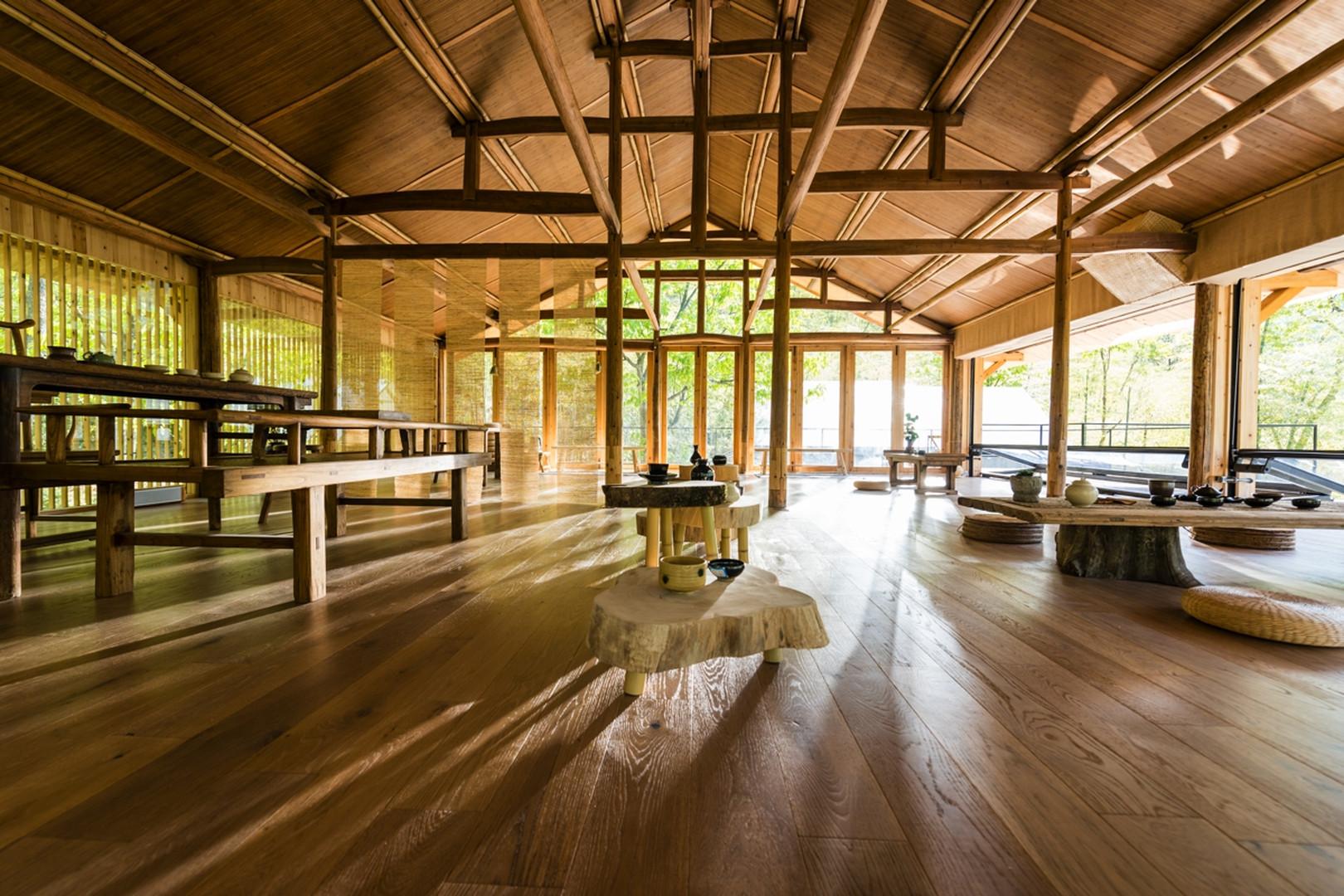 木头主题让这家民宿变的简约玻璃屋顶让你躺在床上就能看星空