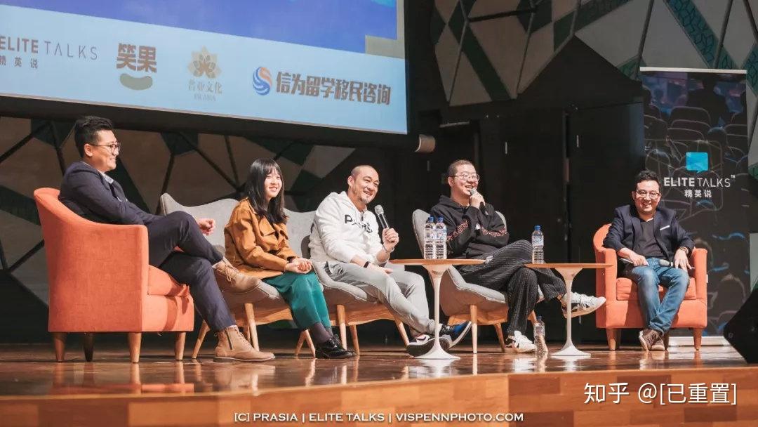 观众最期待的q&a环节终于来到！圆桌讨论环节的五位嘉宾：谭晓虹 《脱口秀