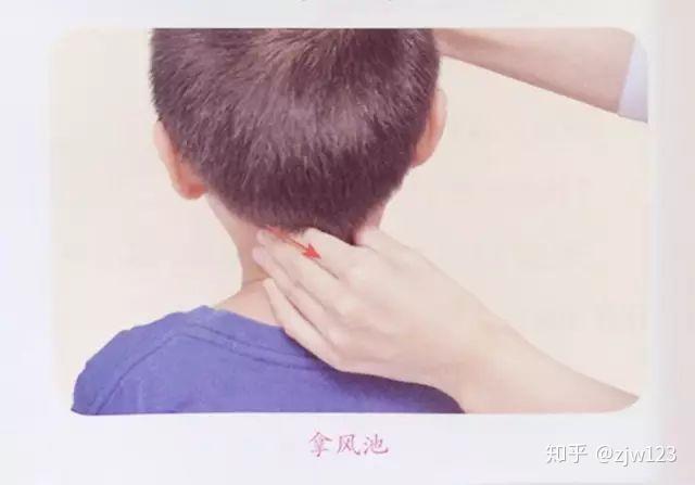 拿风池10次清天河水500次推天柱骨400次揉一窝风2分钟揉耳后高骨300次