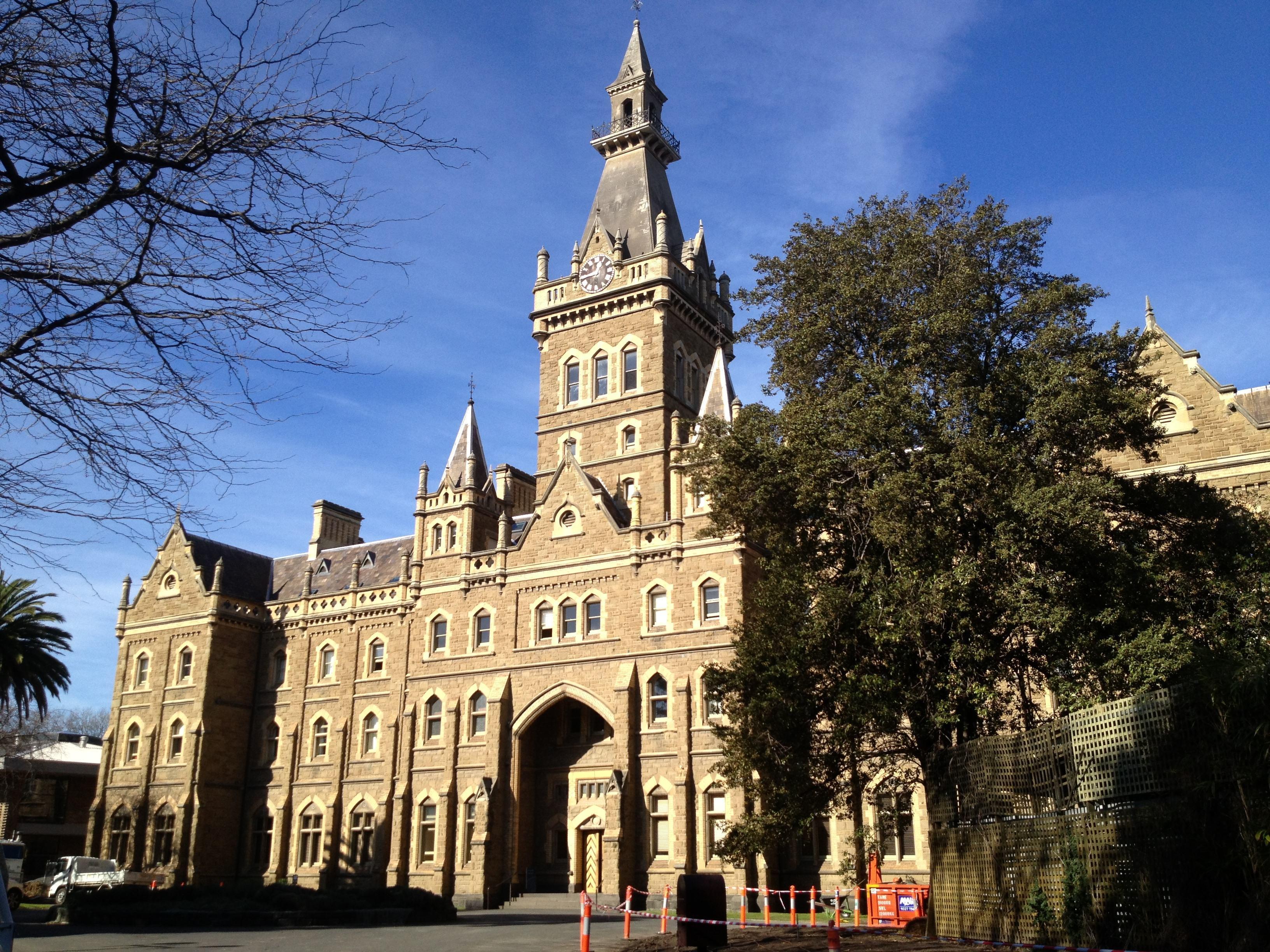 (the university of melbourne),始建于1853年,是坐落于澳大利亚文化