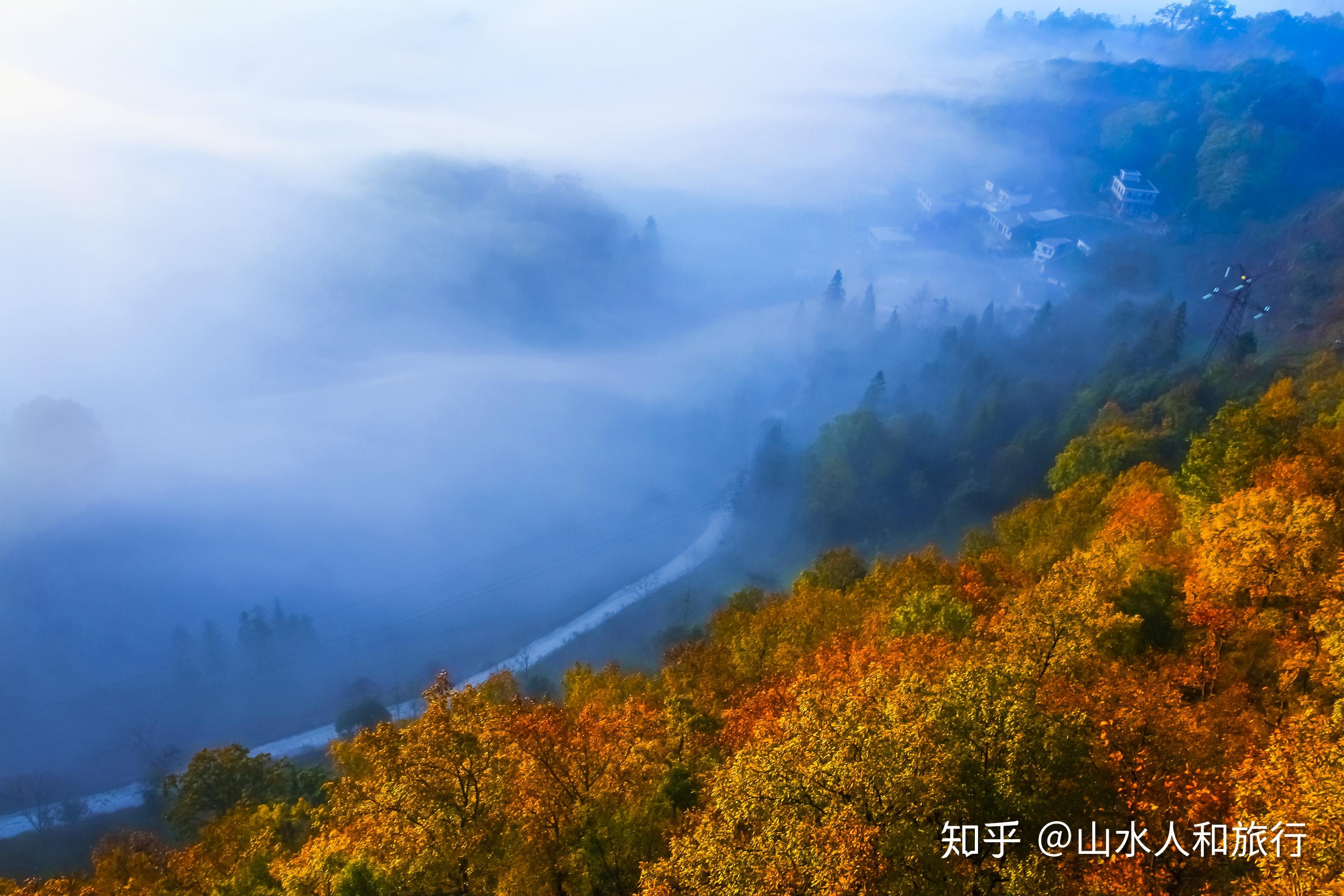 深浅不一,绿的苍翠,黄的灿烂,红的热烈,都懒懒的躺在清脆的山谷里
