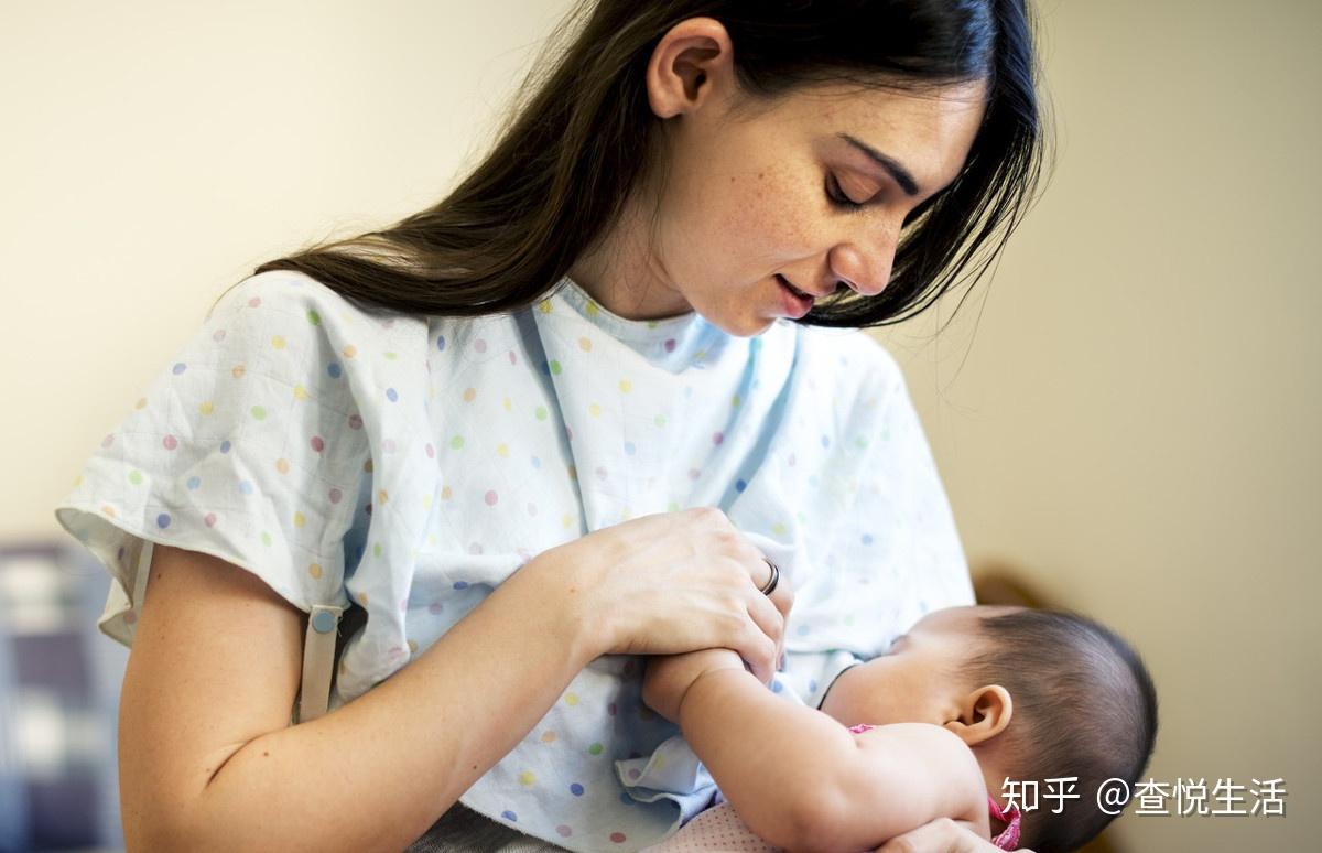 喂养她的婴儿母亲的乳房 库存图片. 图片 包括有 母亲, 少许, 女孩, 苗圃, 适于吸入的, 拥抱, 看护 - 67302573