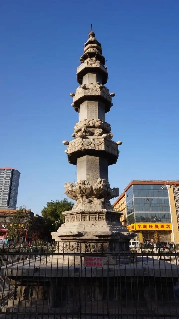 赵县的这座石经幢就矗立在繁华的城南大街和石塔路交汇处的十字路口.