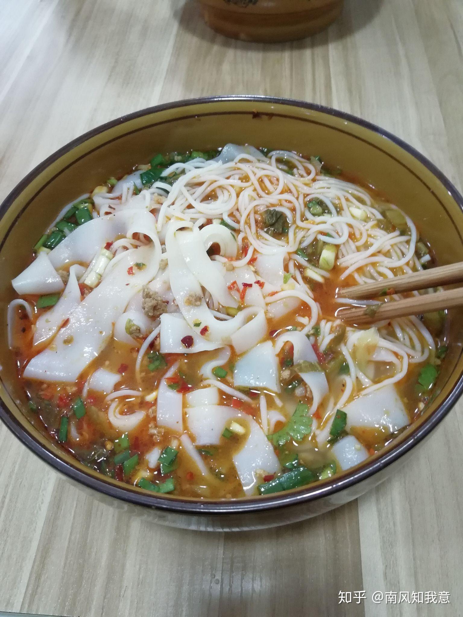 自己煮的汤圆和番茄鸡蛋又去食堂了两人火锅宿舍自己弄的火锅砂锅米线