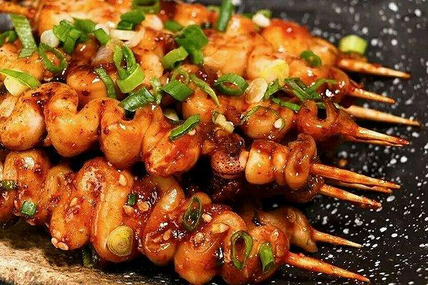 每天直播烤鱿鱼他的惠福莱小吃车竟慢慢升级成了网红店