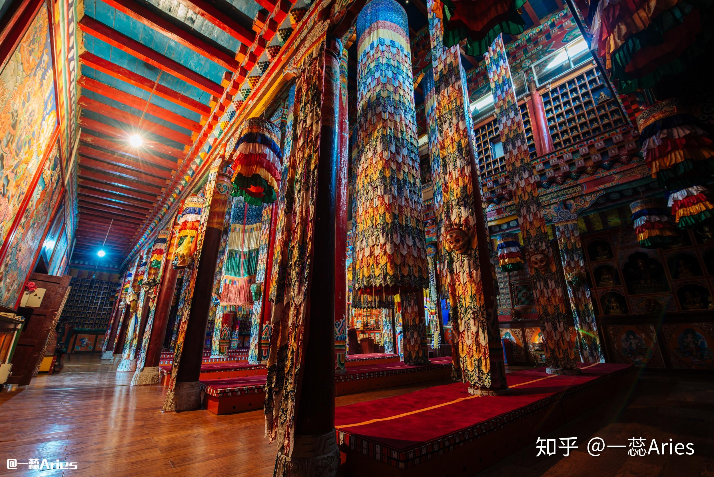 昌都寺由石木结构的经堂,依山而建的五层金顶藏式建筑,大殿和散落在