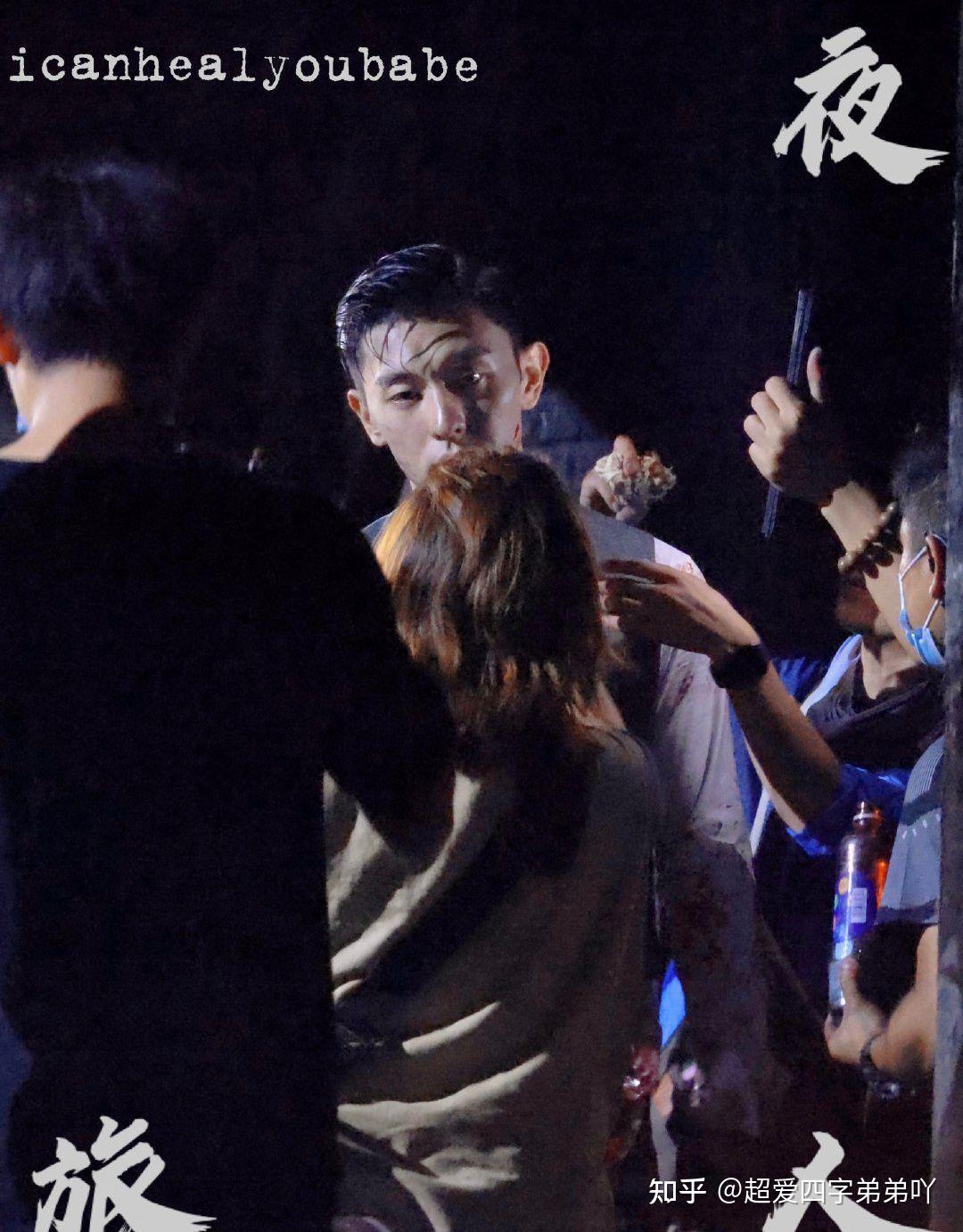 邓伦民国战损妆造型邓伦夜旅人最新路透西装马甲造型搭配战损妆氛围感