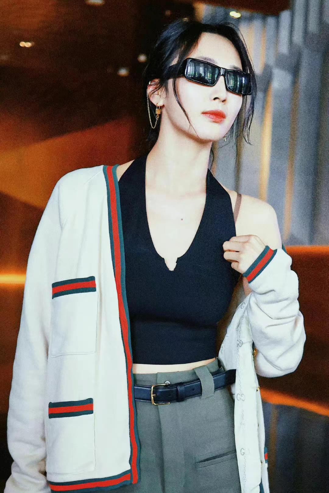 王紫璇浪姐3私服白色开衫内搭挂脖背心与短裤酷飒时髦