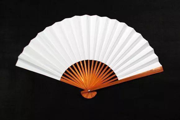 据相声前辈们说,要是用了花花绿绿的扇子,观众们看表演时,极有可能会