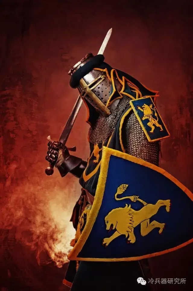 这种盾牌在使用时往往依靠支架矗立在地面,而非人来持举,中国古代步兵