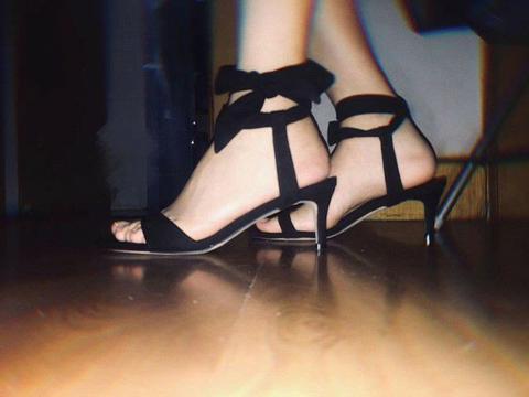 这种修长白嫩,还有足弓,但是不要太多肉的脚丫,我认为是最吸引人的