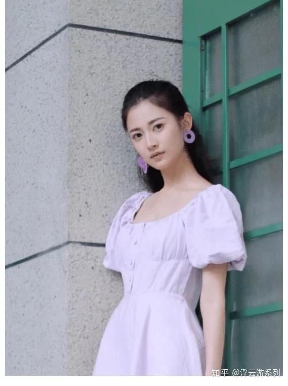 陈钰琪穿上白色吊带裙美得就像小仙女天鹅颈太美了
