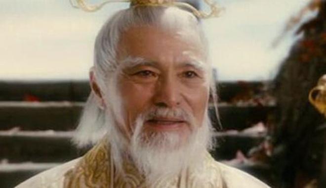 老汉遇江中走蛟,开口助蛟渡劫化龙,蛟龙报恩,一片龙鳞庇护村子百年