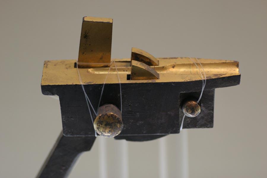 从现有材料来看,秦代军队多用弩而少用弓,兵马俑坑中存在大量秦弩的