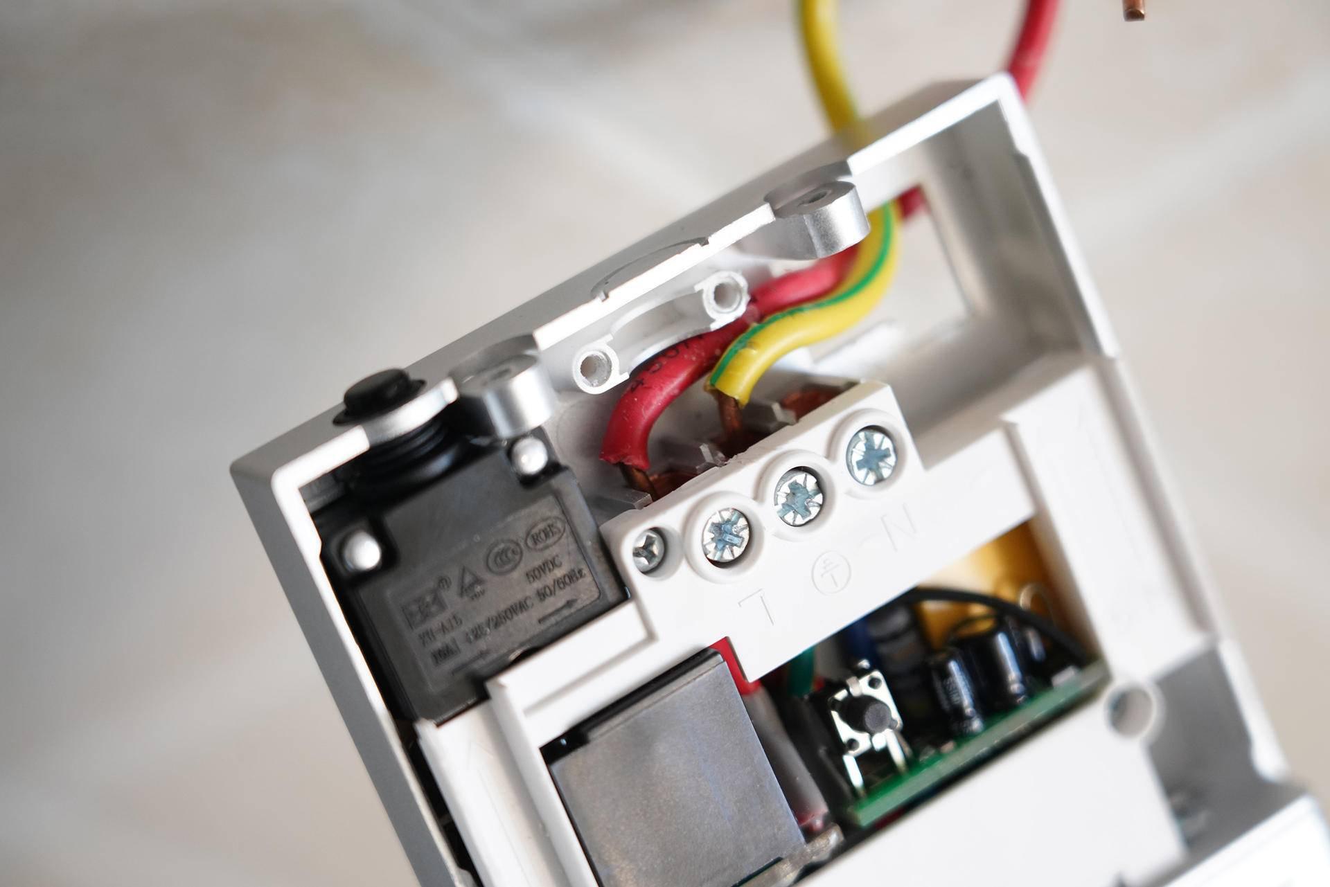 突然流行的轨道插座怎么买工科男硬核拆解横评6款轨道插座西门子公牛