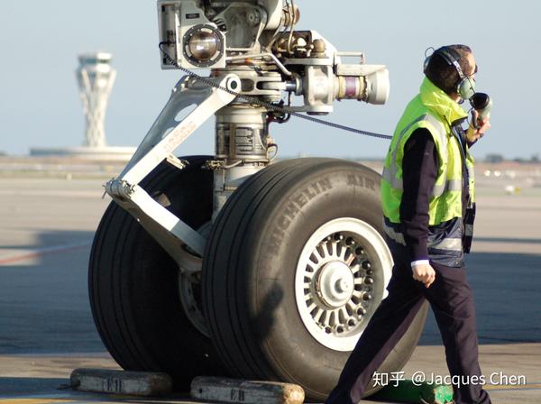 这个起落架上的装置是350的新技术吗?