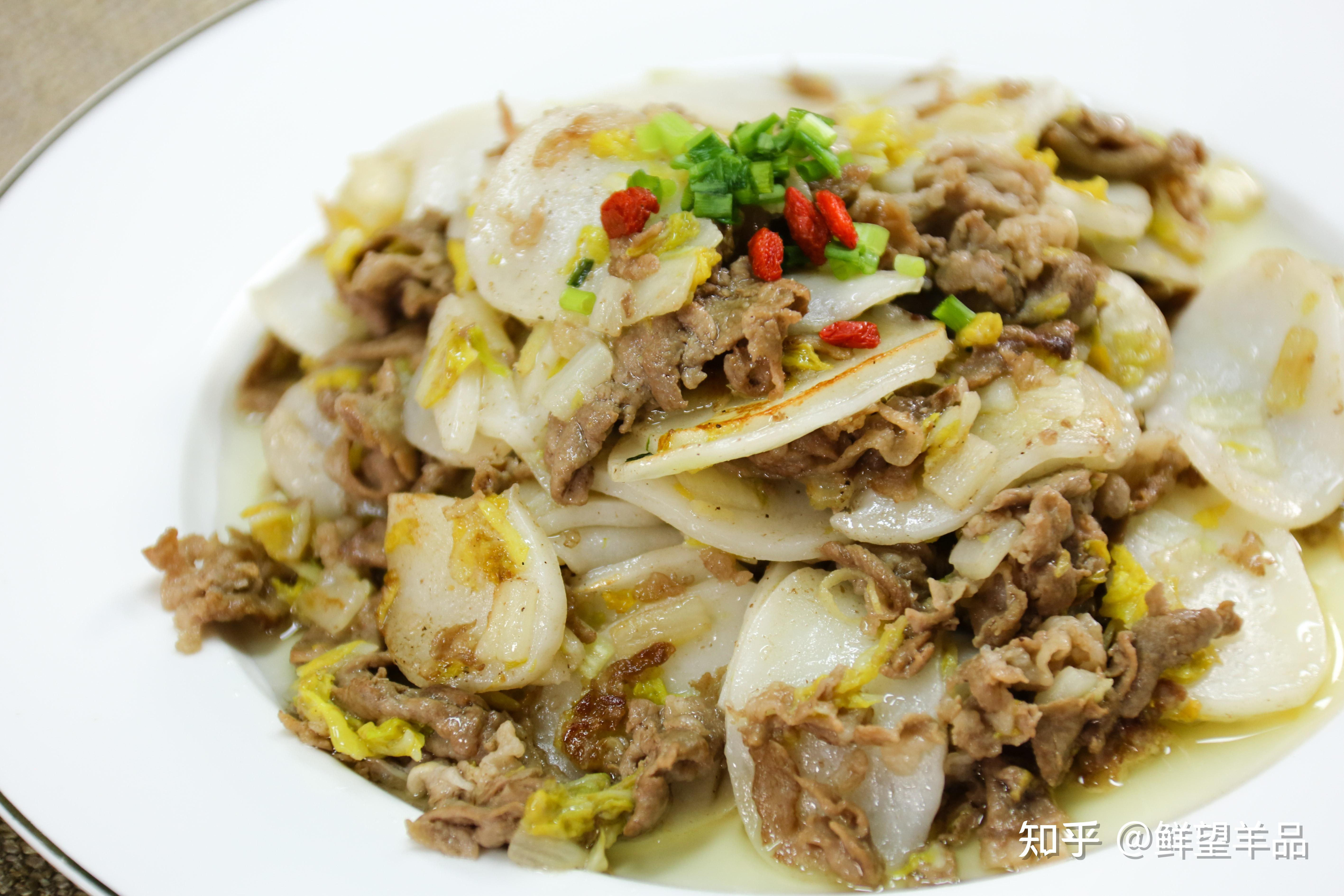 配料表主料羊肉卷150g,娃娃菜100g,年糕150g辅料姜片2片,香葱2根调料