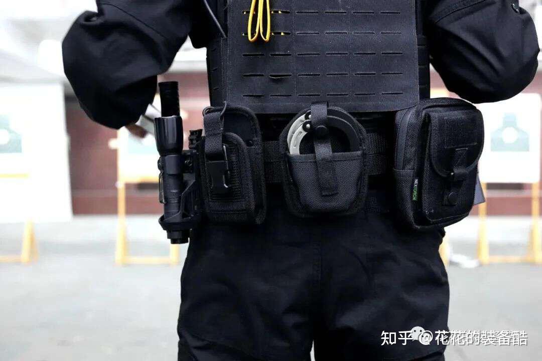 单警装备警察图片