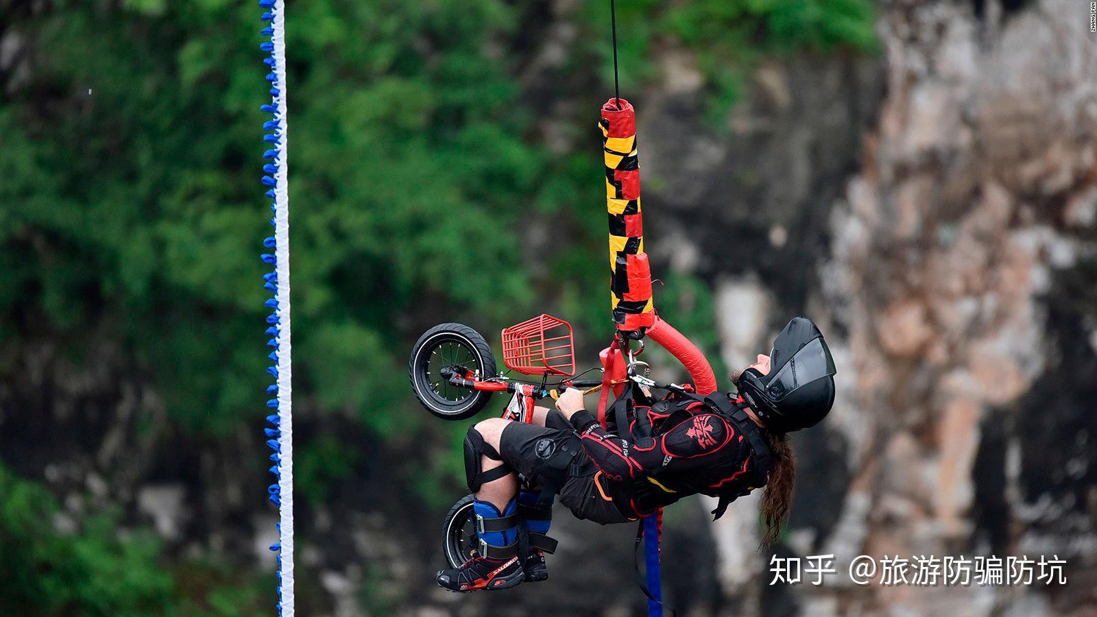 惊心动魄！中国蹦极第一人在万盛奥陶纪300米高空“荡秋千”