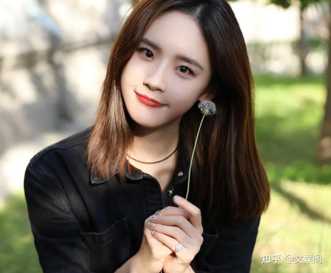 90后新晋小花卢洋洋,虽只是18线,但气质清新脱俗,长相甜美可人 - 知乎
