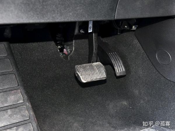开自动档车,右脚脚跟要离地还是不离地?