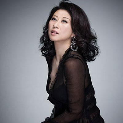 1984年将演艺事业转移香港,推出第一张个人粤语专辑《叶倩文》,歌