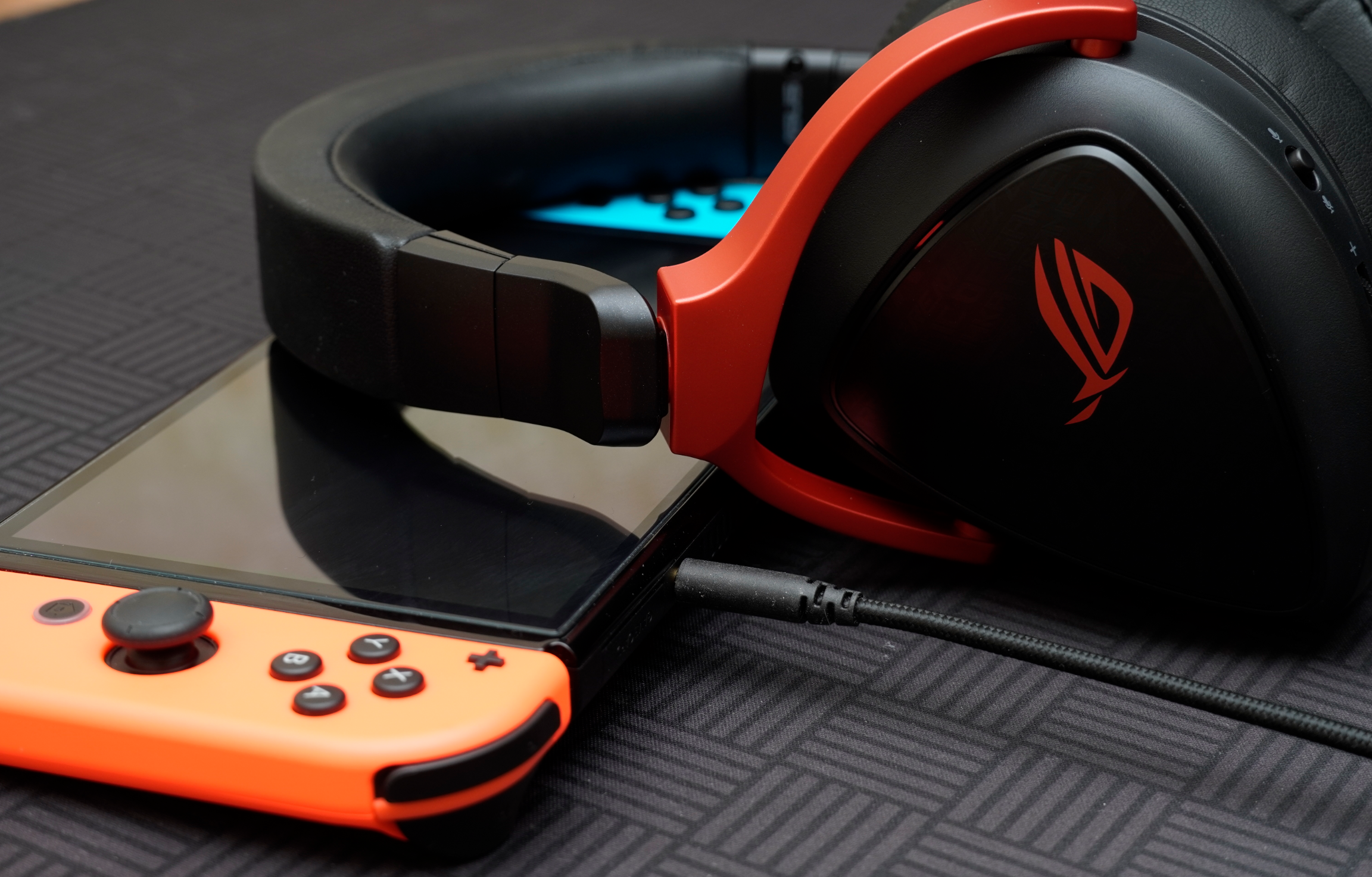 优秀的多平台游戏耳机rog棱镜s标准版快速测评