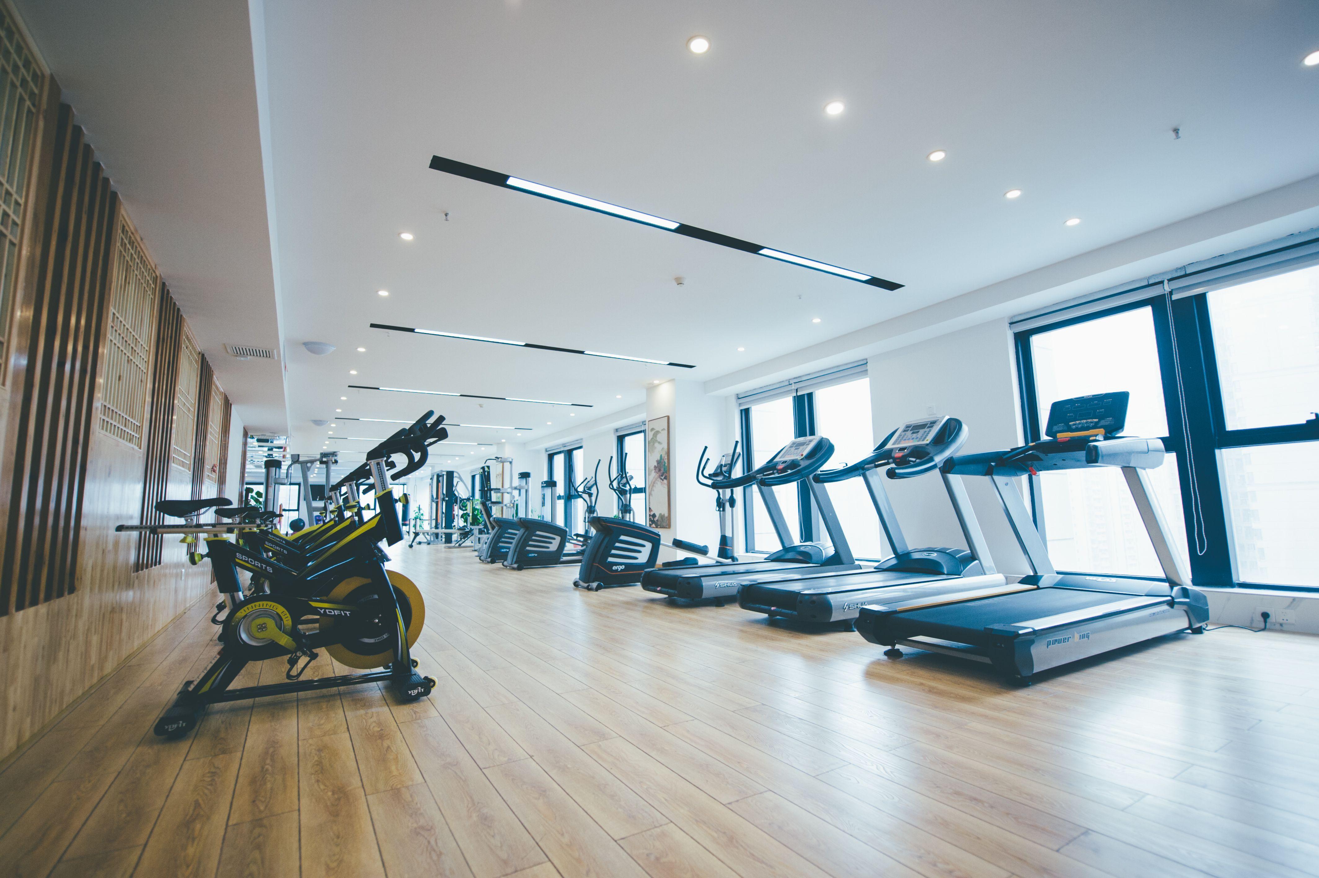 师傅教妹子们如果不请私教在健身房应该怎么玩