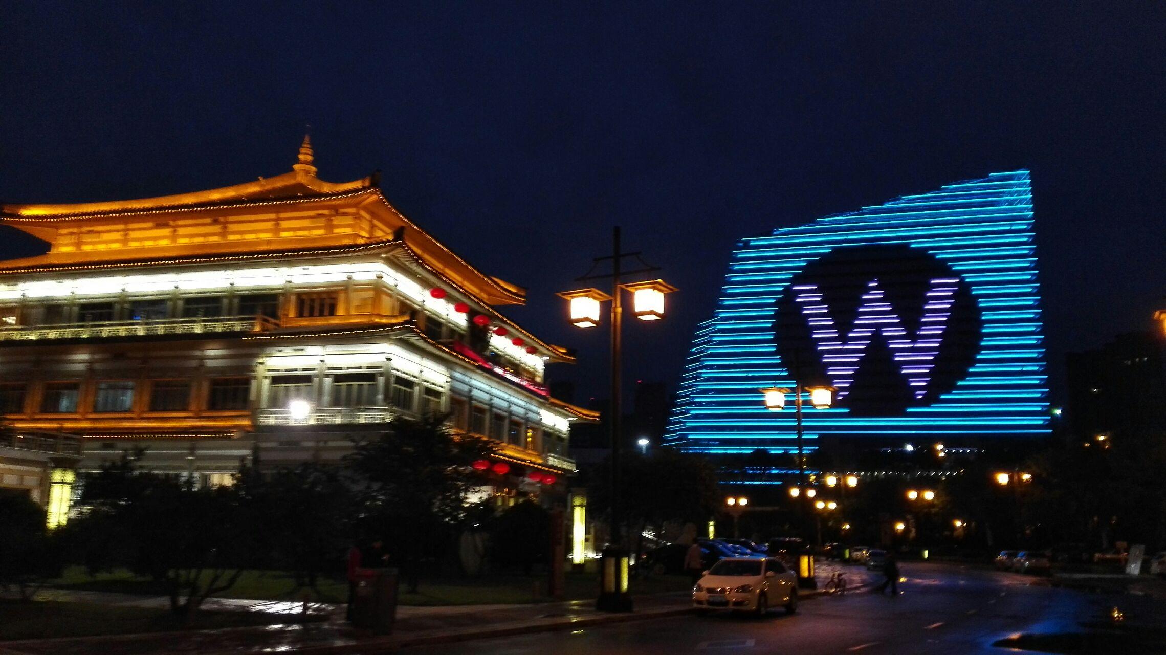 全玻璃幕墙的钻石半岛,模仿江南风格的曲池坊,现代主义横向长窗的紫汀