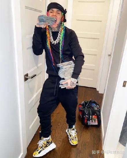 因为疫情,6ix9ine得以申请提前出狱,欢欢喜喜回家的