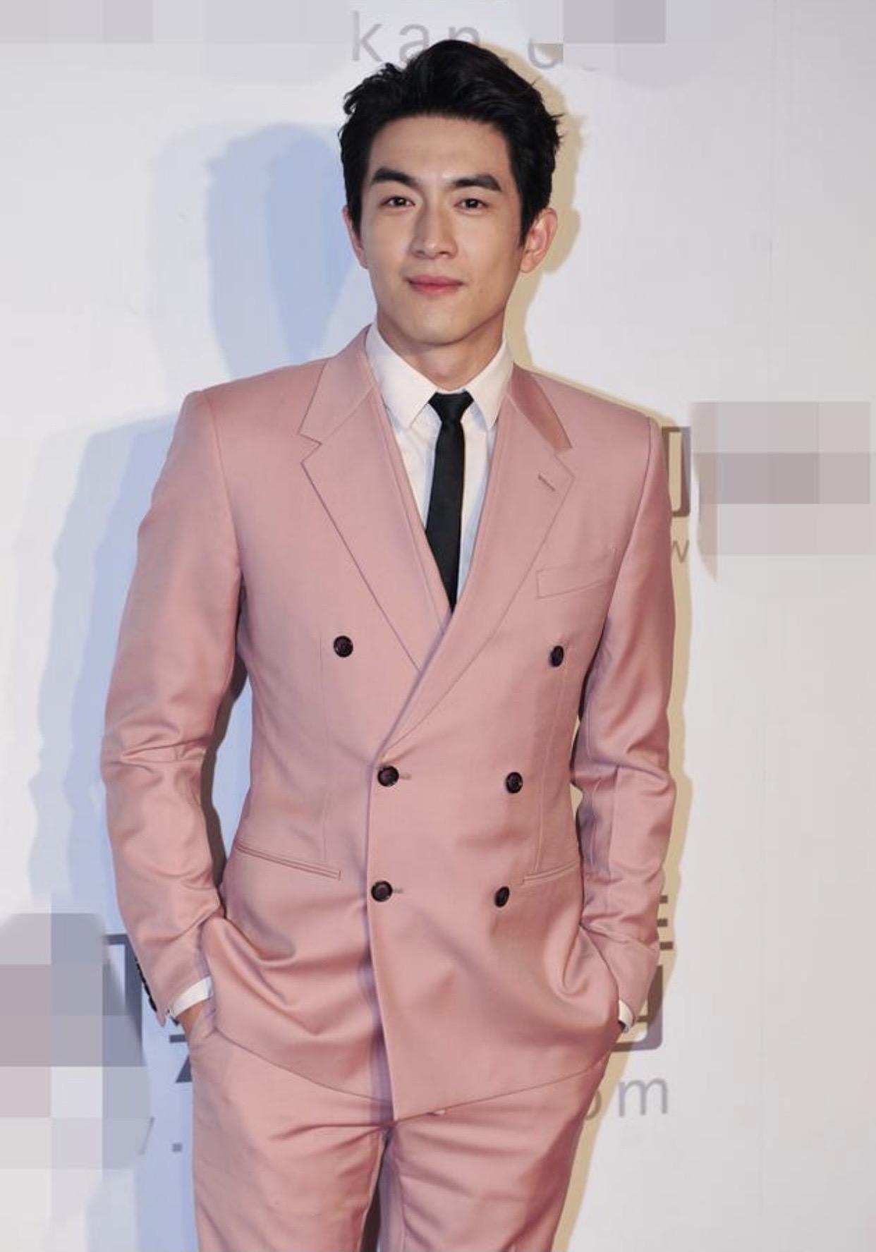 一个男性连粉色的西服都能穿的合适,那么他绝对能驾驭住绝大多数服装.