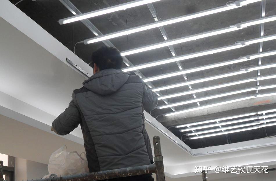 软膜天花加中间条子(软膜天花中间耷拉怎么办)