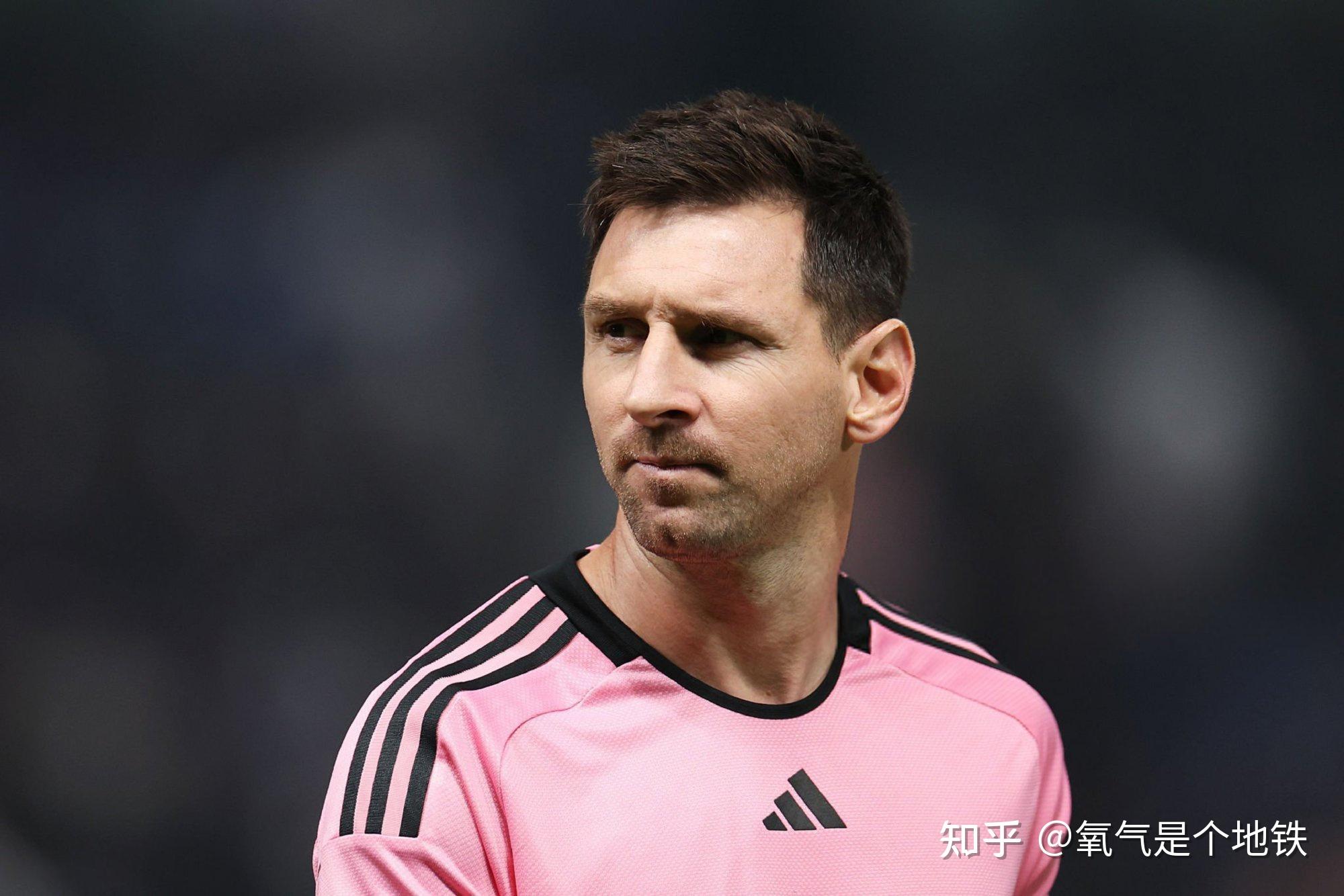 梅西作为足球独一档历史第一人,他快到37岁这样的退役年龄范围,依旧