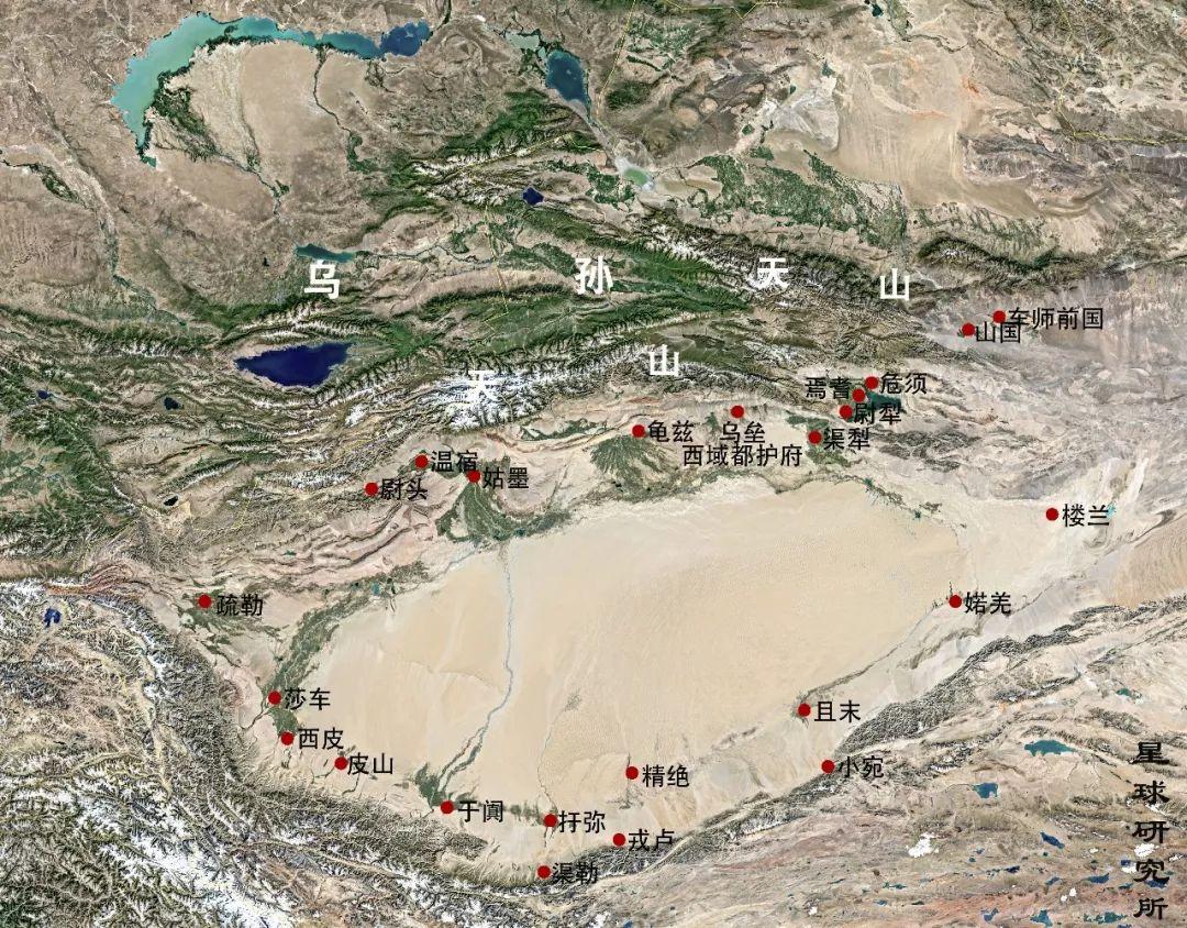 分立两侧昆仑山,阿尔泰山南北夹峙首府乌鲁木齐居中辖制(新疆地形图