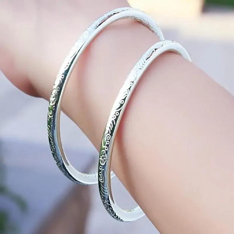 银手镯戴哪只手吉利(左手佩戴银手镯不是为了美观)插图(1)
