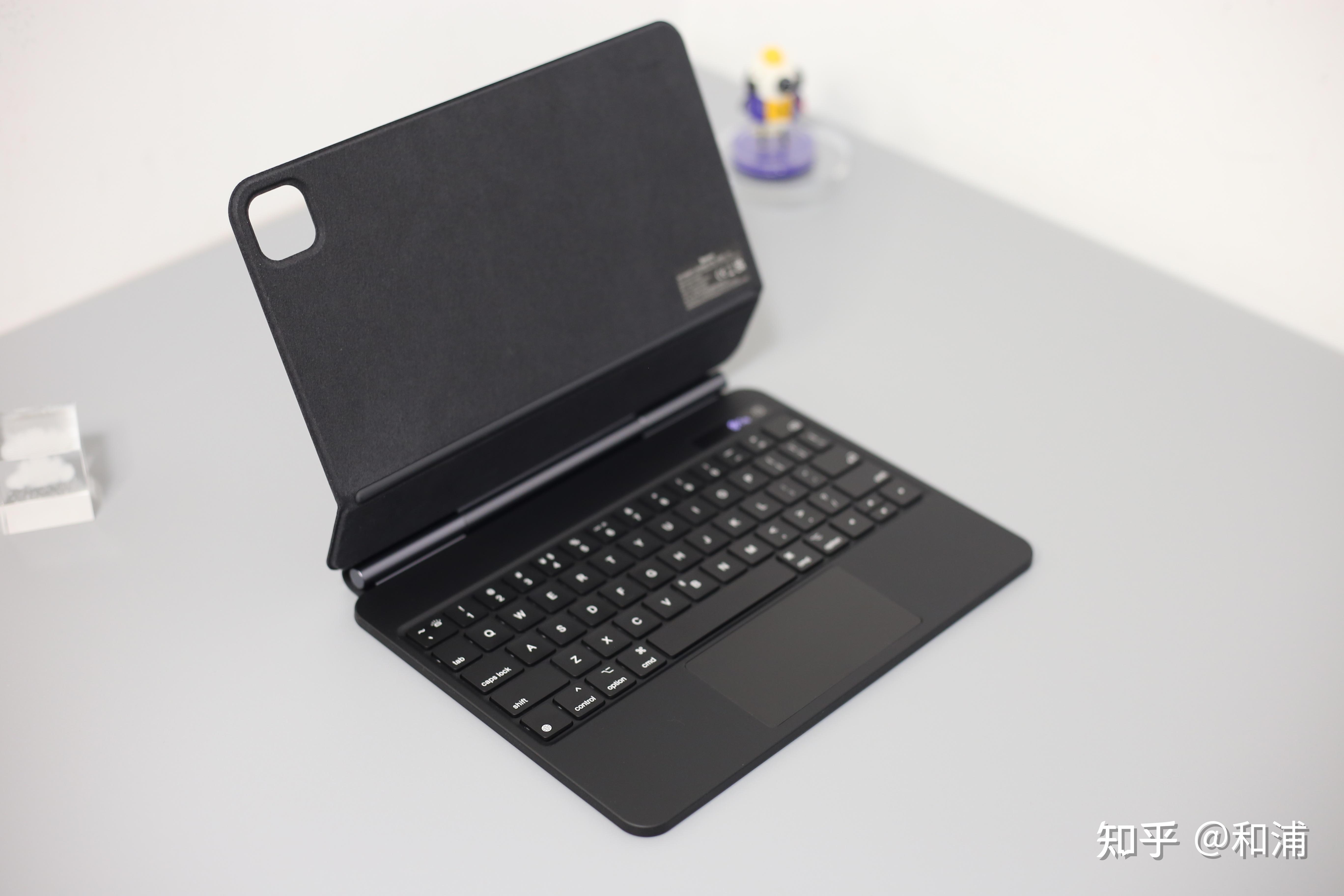 这就导致不能像官方款那样通过妙控键盘的type-c口来给ipad充电,软件