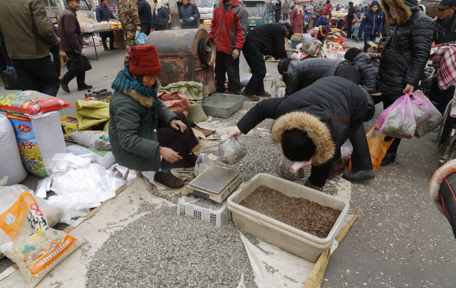 瓜子炒货生意赚钱吗,大集炒货价低到不敢想,数百斤瓜子瞬间被抢光,10