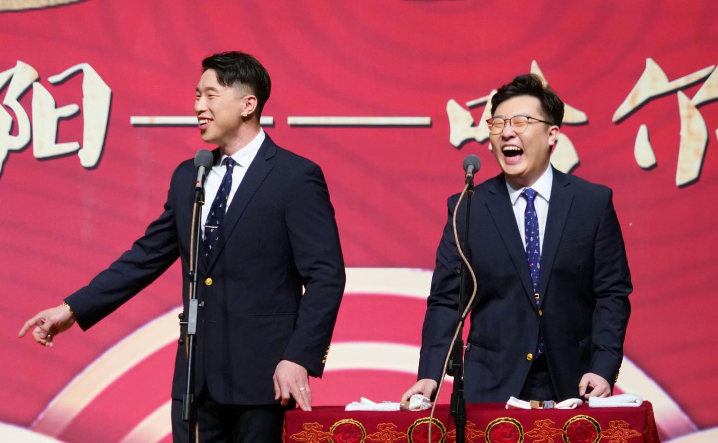 德云社烧饼演出砸挂官方,搭档曹鹤阳脸都吓变色了,这个也敢说?