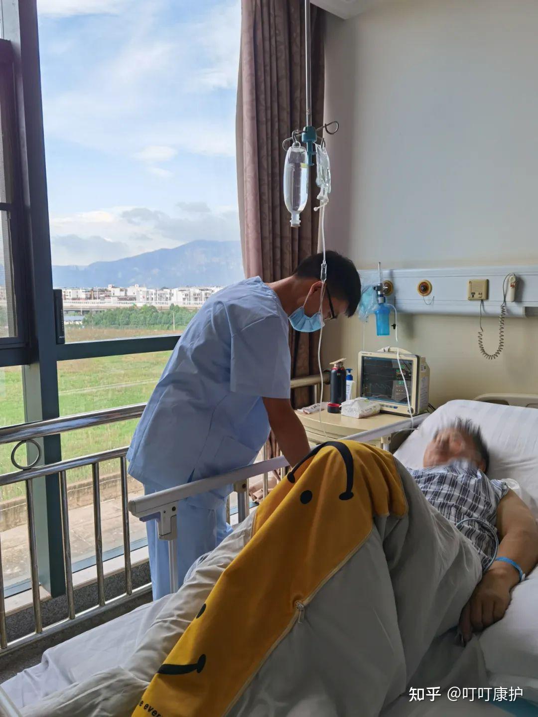 在医院陪护首先需要提前了解清楚照顾的病人是否需要输液,服药,检查