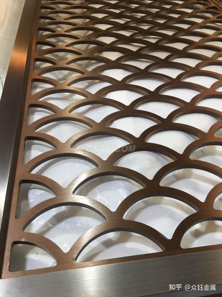 一款经典的铝板雕刻鱼鳞屏风好看不贵