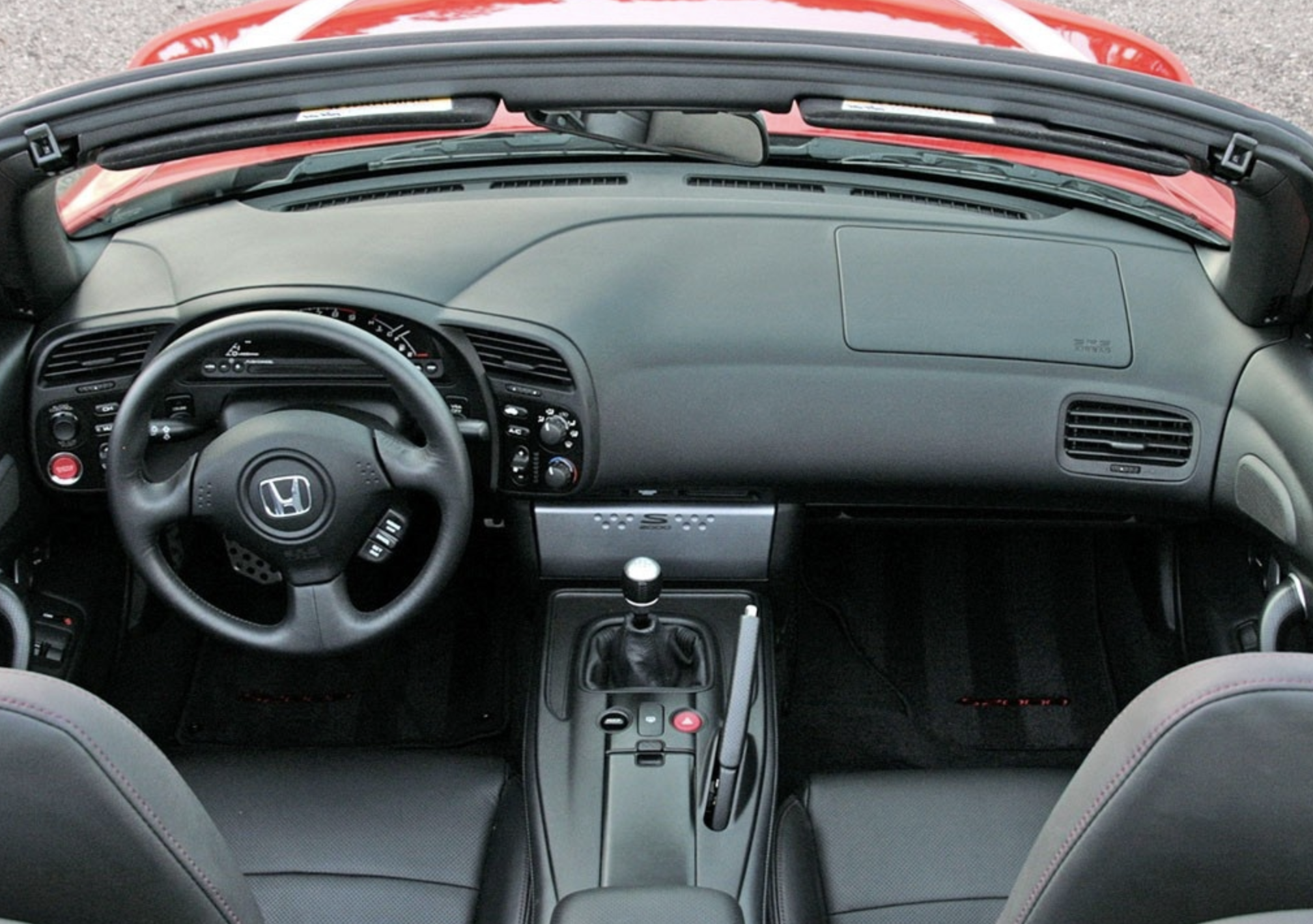 内饰部分,老款s2000车型的内饰简约且朴素,大量采用了黑色配色.