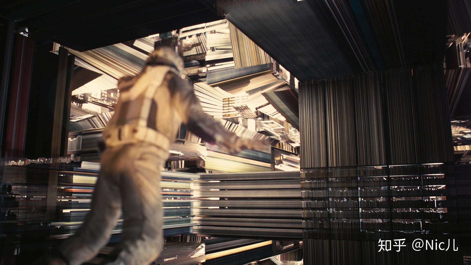 这让我有点联想到「星际穿越」里面的一个场景,cooper在四维时空试图