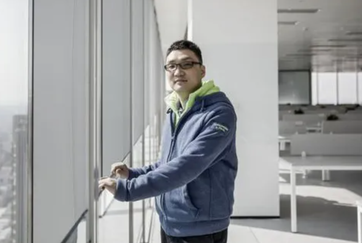 1980年,黄峥出生在杭州的一个普通的工人家庭,小学时候的他,就在奥数