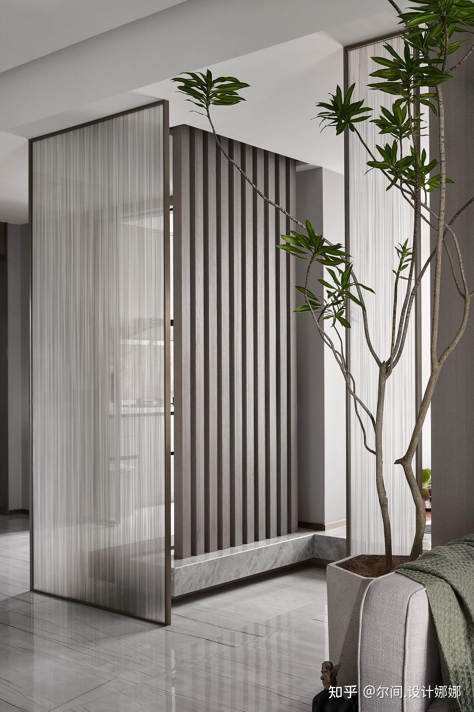 玄关用格栅作虚拟隔断,增加客餐厅通透感的同时保证次卧入口的私密性.