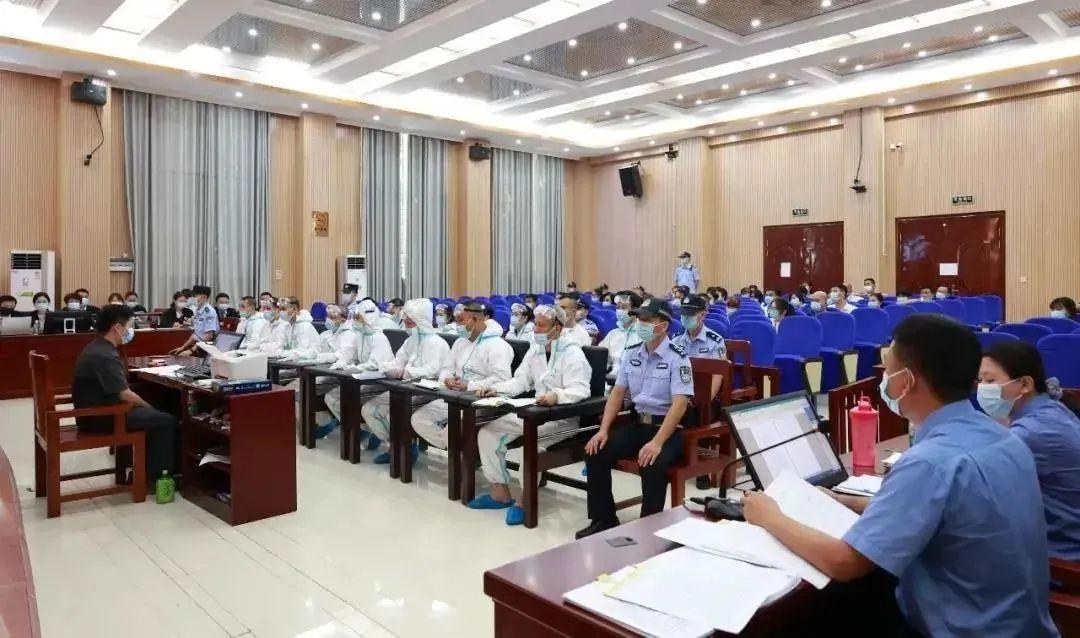 庭审现场公诉机关指控:2010年,卢某利用莺歌村人员在该社区的非法影响